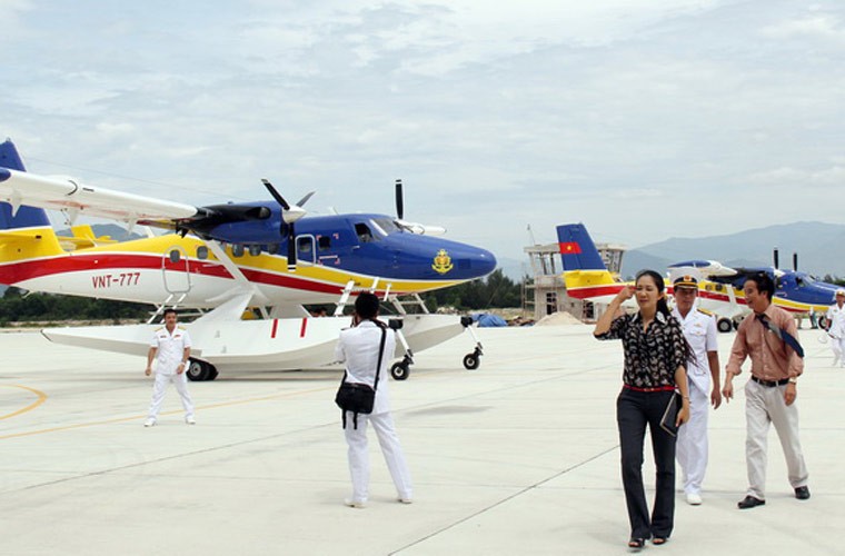 Ngày 17/6, tại thành phố Cam Ranh (tỉnh Khánh Hòa), Bộ Tư lệnh Hải quân đã tổ chức Lễ bàn giao Phi đội thủy phi cơ DHC-6 từ Bộ Tham mưu Quân chủng Hải quân về Lữ đoàn Không quân Hải quân 954. Trong ảnh là các máy bay DHC-6 tại căn cứ thuộc Lữ đoàn 954. Ảnh: Tuổi Trẻ.